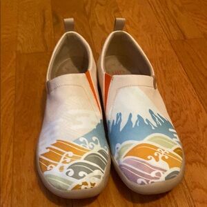 UIN Women’s “Spring in Mount Fuji” Slip-On  Canvas Shoes